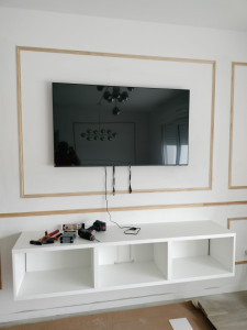 Photo de galerie - Fixation de télévision au mur et d'un meuble TV.