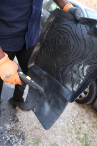 Photo de galerie - Réalisation des prestations avec une machine à vapeur d’eau chaude à haute température 