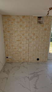 Photo de galerie - Pose de parement sur un mur avec un léger décrocher 