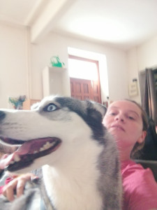 Photo de galerie - Moi et notre chienne yumi qui prend ses aises sur moi ? 