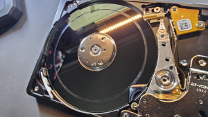 Photo de galerie - Démontage disque dure pour maintenance