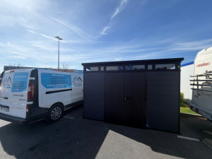 Photo de galerie - Pose d’abri de jardin pour notre partenaire Castorama 