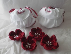 Photo de galerie - Mariage : Petits sacs bonbonnières personnalisés en piqué de coton
Fleurs en soie munies de barrettes et de clips pour les coiffures des petites filles d'honneur 