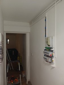 Photo de galerie - Mise en sécurité d'un tableau électrique qui n'avait pas d'interrupteurs différentiels y compris les neutres qui  n'étaient pas protégés et création des lignes dédiées .