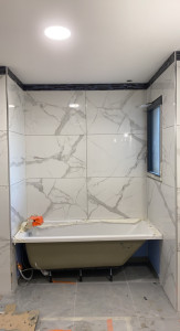 Photo de galerie - Réalisation d’une salle de bain en carrelage imitation marbre 
Carreaux 120cm/60cm  le rendu et top 