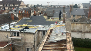 Photo de galerie - Rénovation complète de cette toiture avec dépose de l’ancien revêtement et préparation de la nouvelle couverture un chantier réalisé avec sérieux et précision dans le respect des règles de sécurité pour garantir une toiture durable et de qualité 