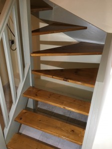 Photo de galerie - Remise en état d’un escalier vernis sur les marches et peinture escalier 