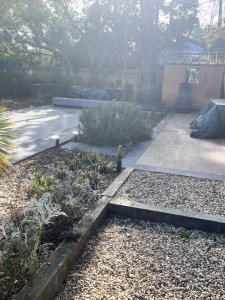 Photo de galerie - Ramassage de feuille dans les massifs taille de graminée et d’arbustes 