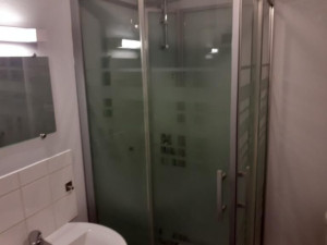 Photo de galerie - Instalation caisson douche
