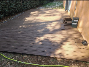 Photo de galerie - Création et pose de terrasse en bois/composite sur plots béton 