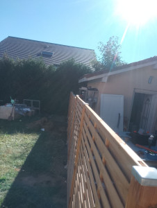 Photo de galerie - Implantation, terrassement et pose clôture en bois scellé dans du béton (st genis de Pouilly)