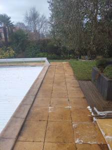 Photo de galerie - Nettoyage terasse autour d'une piscine. Photo avant intervention.