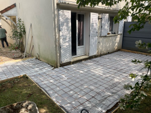 Photo de galerie - Pose de géotextile, pose de tri souder, création de coffrage en bois pour accueillir la table de pétanque