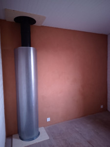 Photo de galerie - Enduit terre et pliage tôle perforée pour protection conduit de fumée 