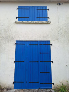 Photo de galerie - Après fabrication sur mesure de 4 paire de volet battant en bois + peinture volet bleu breton et ferrure noir 