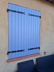 Photo de galerie - Fabrication, finition et repose de volets pentures en applique. 