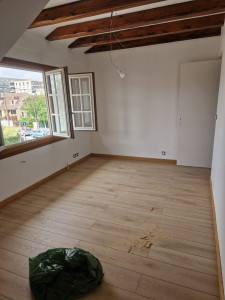 Photo de galerie - Parquet et plinthes installés avec minutie pour un résultat homogène et durable.