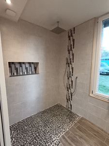Photo de galerie - Pose carrelage et faïence, services en petite plomberie. Rénovations et mises à neuf.