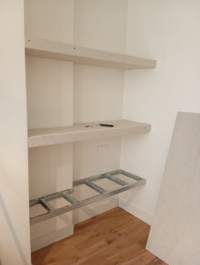 Photo de galerie - La pose des étagères en placoplâtre 