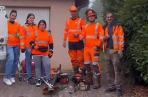 Photo de galerie - ?‍♂️? Nous sommes une équipe de 9 personnes dynamiques et passionnées par les espaces verts !
Toujours souriants, toujours motivés ? — chez nous, même la pluie ne nous arrête pas⛈️
