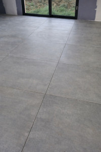 Photo de galerie - Carrelage 90x90 – Style moderne  Pose de carrelage grand format 90x90 pour un rendu élégant avec peu de joints. Finition soignée et alignement précis pour un résultat propre et durable.