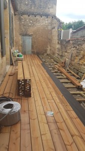 Photo de galerie - Réalisation d'une terrasse en bois exotique sur plot réglable (superficie ~ 36 m2).