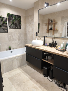 Photo de galerie - Création salle de bain complète 
habillage travertin 