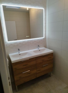 Photo de galerie - Pose d'un meuble vasque, miroir 