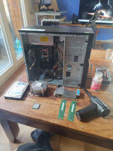 Photo de galerie - Démontage et nettoyage complet + remplacement Processeur, carte graphique et HDD par un SSD d'un PC bureautique 