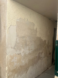 Photo de galerie - Grattage de l’ancien crépi, rebouchage des trous, puis application d’une sous-couche, hydrofuge