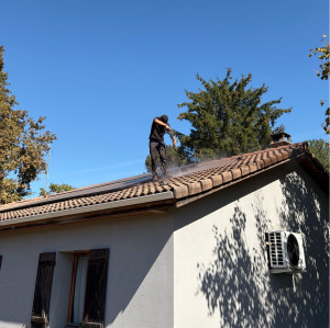 Photo de galerie - Nettoyage d’une toiture et de panneaux solaires