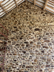 Photo de galerie - Rejointoiement de mur en pierre réalisé au mortier à la chaux, appliqué avec soin, dans le respect du bâti ancien.
