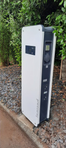 Photo de galerie - Installation d'une borne de recharge VE Legrand premium monophasée 7,4kW 32A sur pied béton.