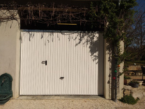 Photo de galerie - Installation d'une porte de garage battante manuelle. Pose et réglages effectués pour garantir une ouverture fluide, durable et sécurisée. Une solution robuste et fonctionnelle pour votre accès.
