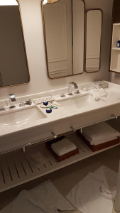 Photo de galerie - Pose d’un plan double vasque avec la robinetterie haute gamme