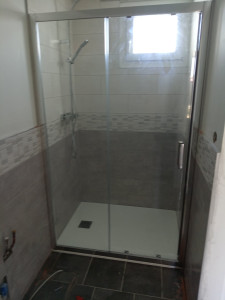 Photo de galerie - Pose receveur , porte de douche coulissante et colonne de douche avec mitigeur