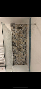 Photo de galerie - Pose faïence derrière robinetterie + installation colonne de douche et pose d’une paroi en verre 