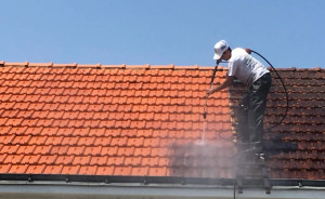 Photo de galerie - Nettoyage de toiture + traitement hydrofuge ! 