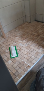 Photo de galerie - Apres -renovation d une douche italienne avec du travertin et de  l epoxy