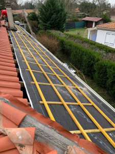 Photo de galerie - Rénovation de toiture avec pose d’un écran sous-toiture HPV, contre-lattage et liteaux neufs avant la pose des tuiles.