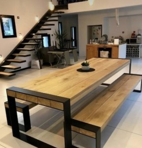 Photo de galerie - Table et escalier en bois et métal 