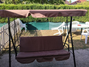 Photo de galerie - Montage d'une balancelle de jardin 