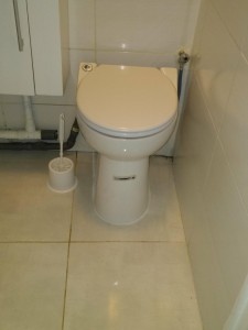 Photo de galerie - installation d'un WC sanibroyeur