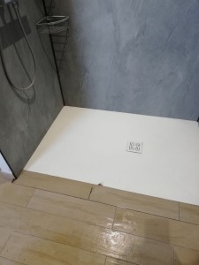 Photo de galerie - Pose du nouveau bac à douche extra plat(3cm) en résine blanc de marque Aqua Bella, avec remise à niveau du carrelage 