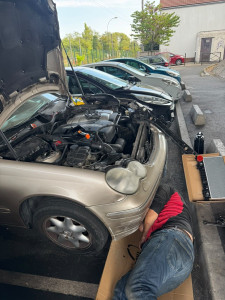 Photo de galerie - Réparation sur le même Mercedes classe C ( avant le changement du ciel de toit). Pour une radiateur de refroidissement percé arrive dans le 95). intervention sur place et réparation sur place après avoir reçu les pièces mécaniques.