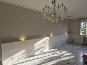 Photo de galerie - Création d'un doublage  avec spots intégré en déco pour canapé oriental 