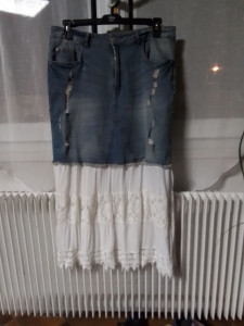 Photo de galerie - Modification d'un jeans enjupe avec rajout tissu lin et dentelle réalisé au printemps 2025