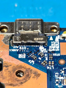 Photo de galerie - Remplacement du port USB-C sur un PC portable