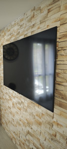 Photo de galerie - Fixation smart tv 65 pouces sur un mur de parement + configuration (chaîne télé connexion au wifi et home cinéma)