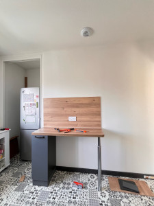 Photo de galerie - Montage d’un meuble et plan de travail 